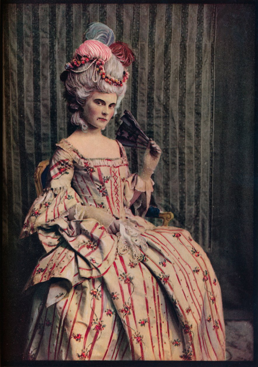 Hurmaava mekko kauniista ranskalaisesta brokadista. Aikakausi 1775-1785, c1913 tekijältä Unbekannt