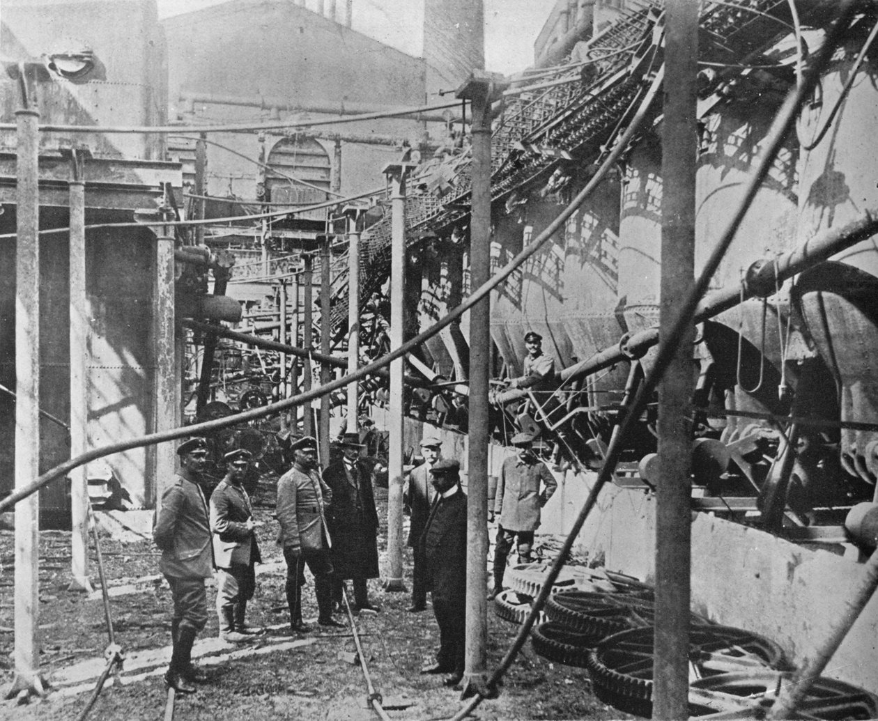 Tehdas, jonka venäläiset tuhosivat estääkseen sen käyttämisen saksalaisille, 1915 tekijältä Unbekannt