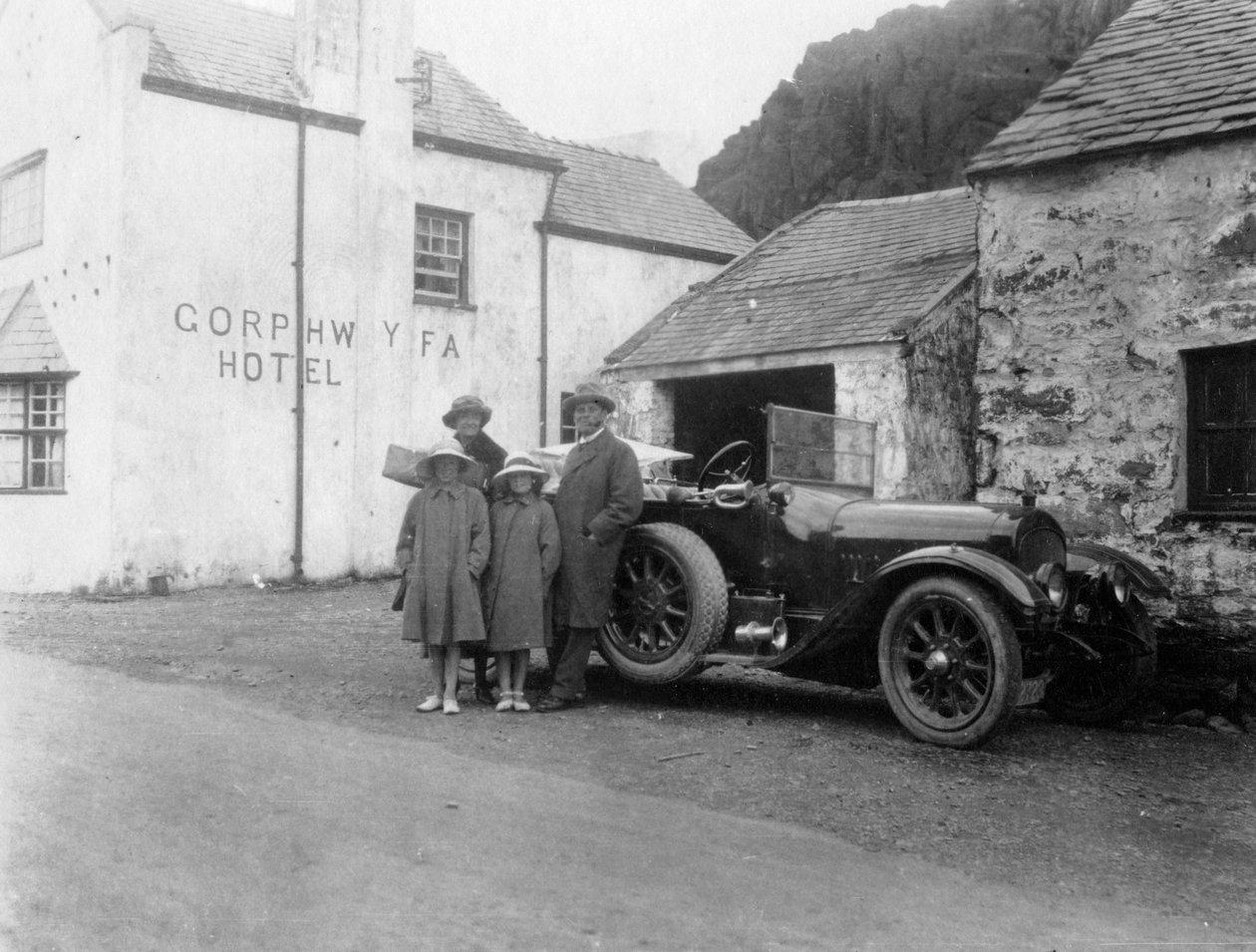 Perhe seisoo autonsa vieressä, Gorphwysfa Hotel, Pohjois-Wales, 1920-1930-luku tekijältä Unbekannt