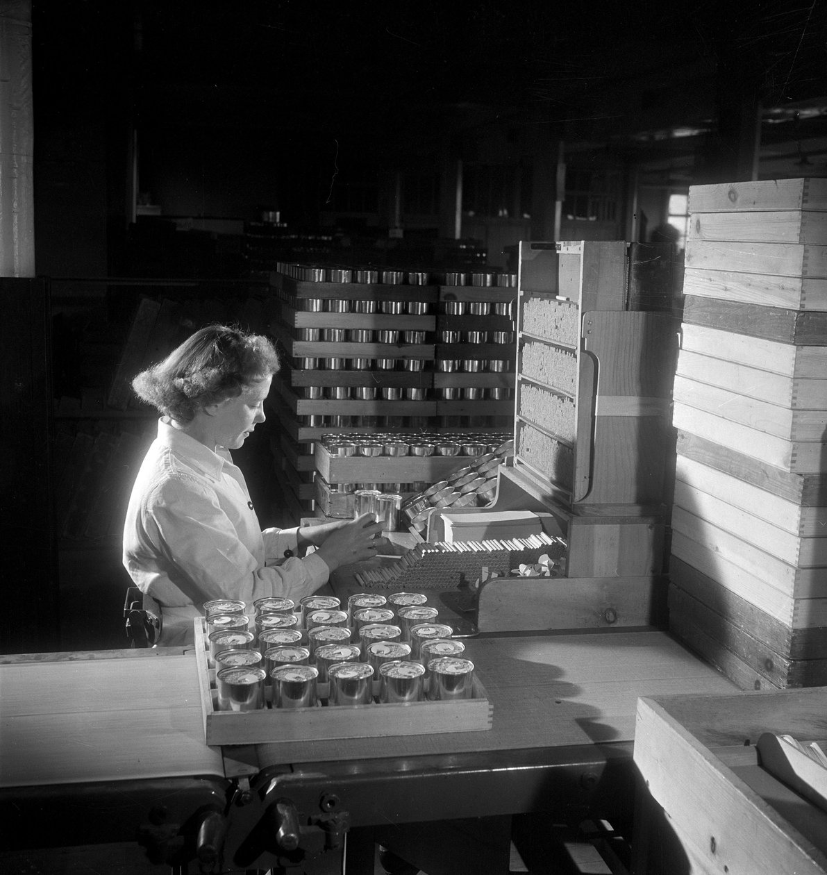 Naistyöläinen pakkaa tupakkapurkkeja, Lontoo 1950 tekijältä Unbekannt