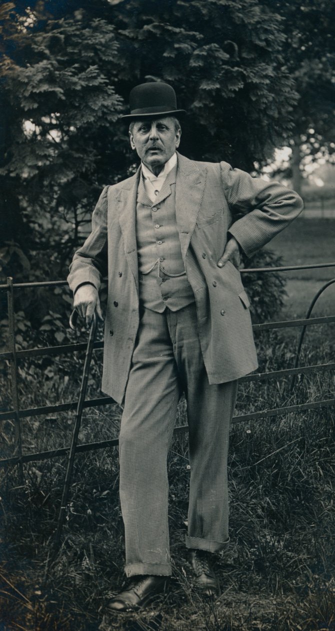 Mies puku ja keilahattu yllään c1910 tekijältä Unbekannt