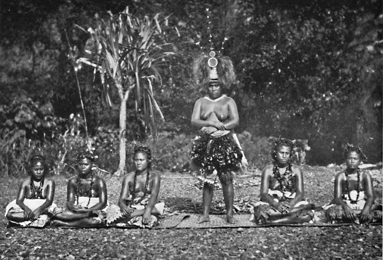Ryhmä samoalaisia tanssivia naisia täydessä puvussa, 1902 tekijältä Unbekannt