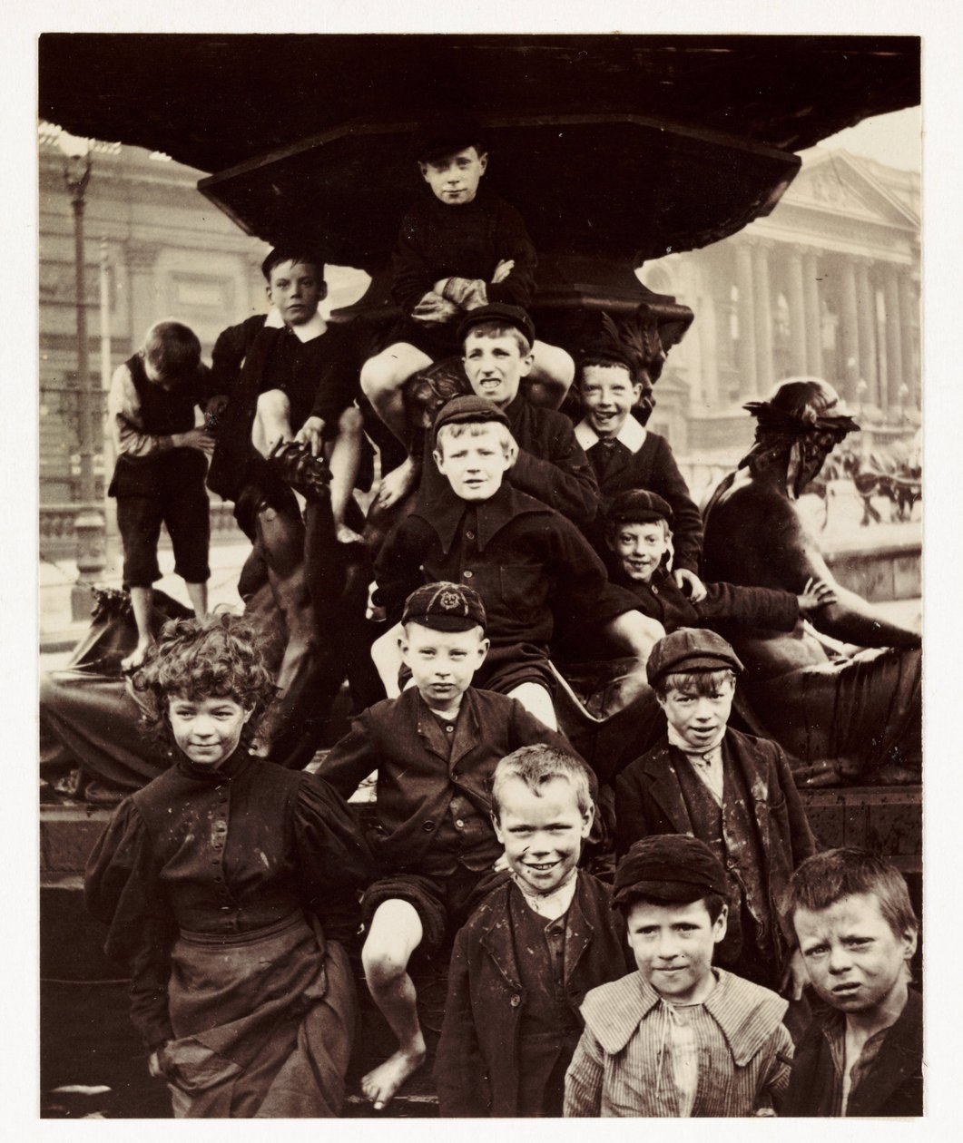 Ryhmä lapsia Steble-suihkulähteen edessä Liverpoolissa, jonka on ottanut tuntematon valokuvaaja noin vuonna 1905 tekijältä Unbekannt