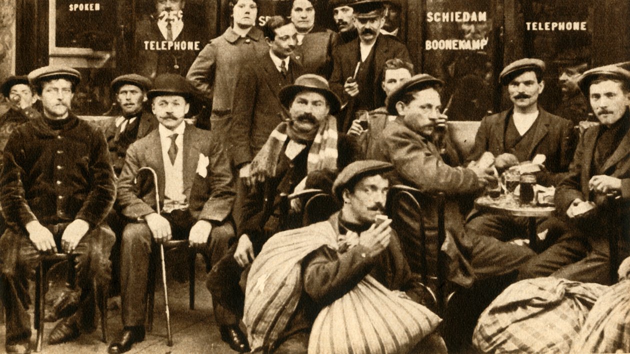 Ryhmä pakolaisia kenttätyöntekijöitä kahvilassa Pariisissa, ensimmäinen maailmansota, 1914-1918, 1933. tekijältä Unbekannt