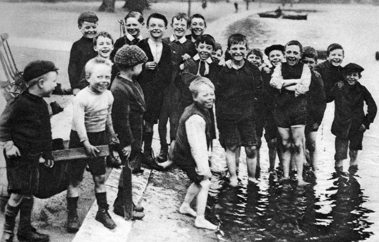 Ryhmä kesämelojia Serpentinen alueella Lontoossa, 1926-1927 tekijältä Unbekannt