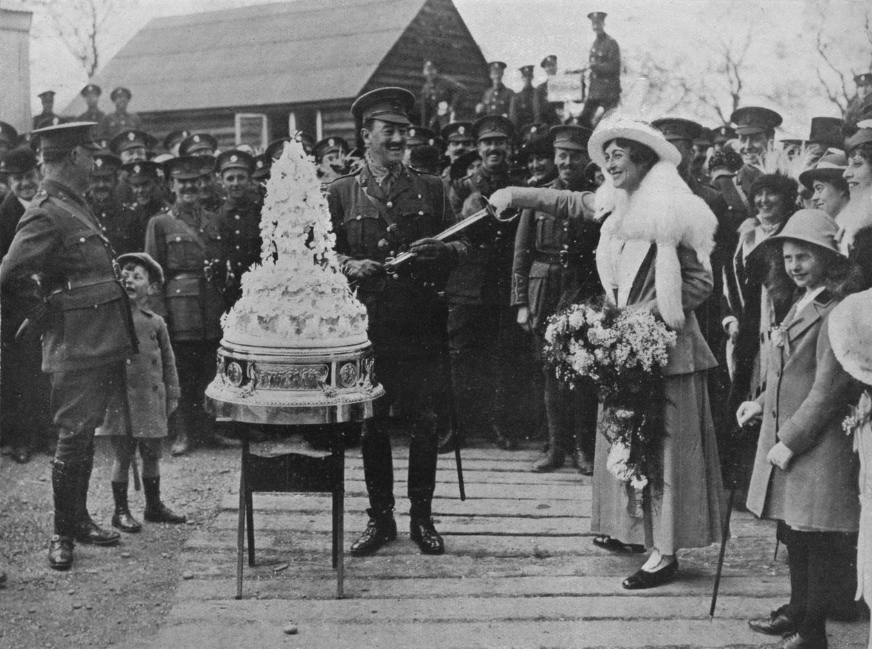 Khakin häät: hääkakun leikkaaminen sulhasen miekalla, 1915 tekijältä Unbekannt