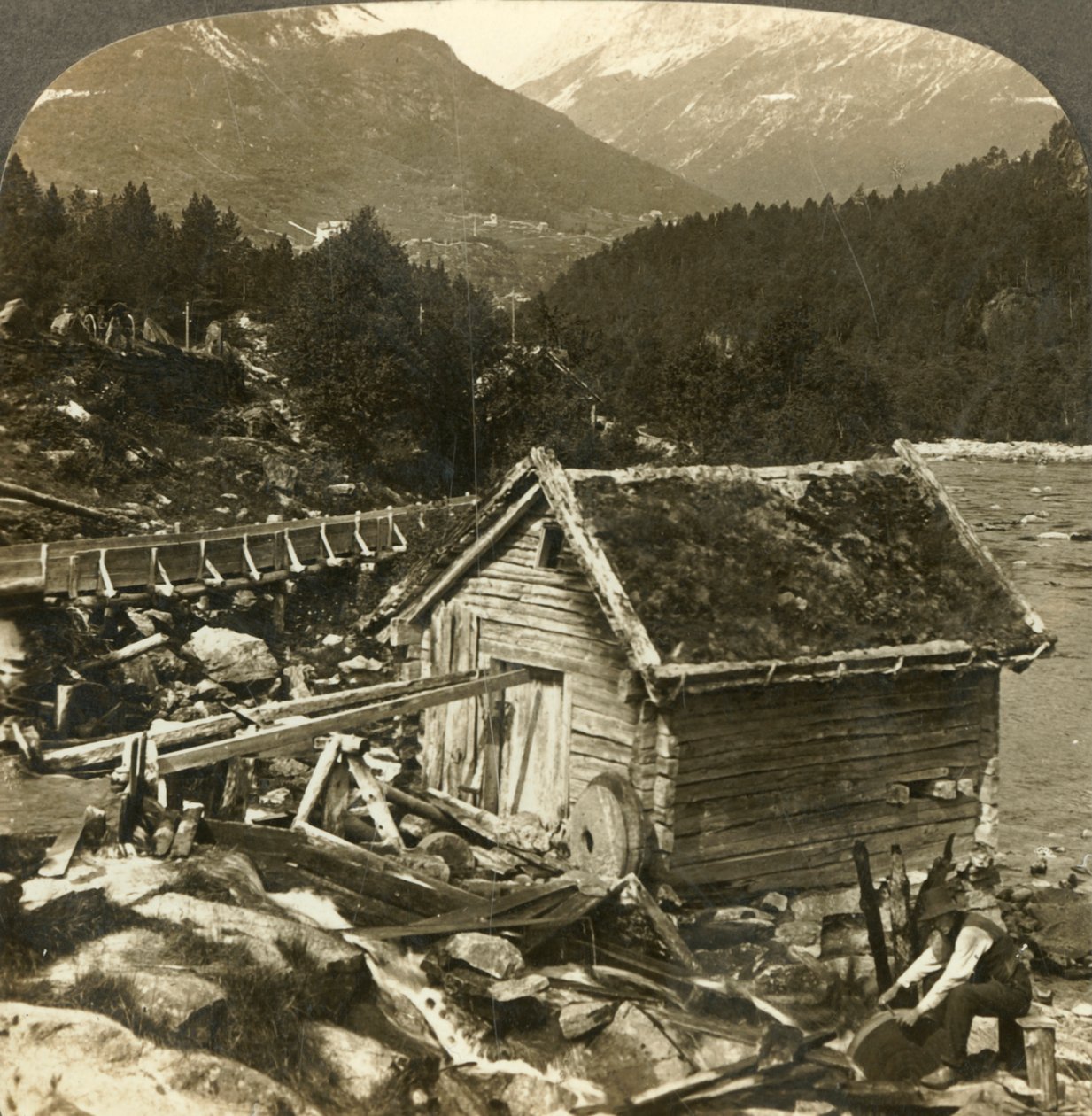Hirsistä rakennettu mylly ja vesipyörähiomakivi Stalheims-joella, Naerodal, Norja, n. 1905. tekijältä Unbekannt