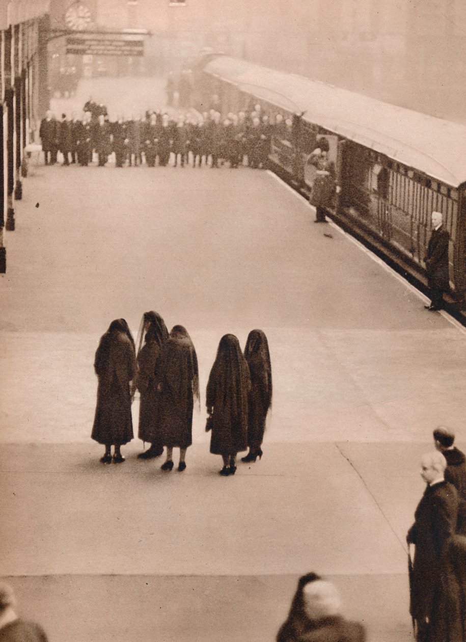 Yksinäinen ryhmä kuninkaallisia surejia: Kuningatar Maria prinsessan kanssa, 1936. tekijältä Unbekannt