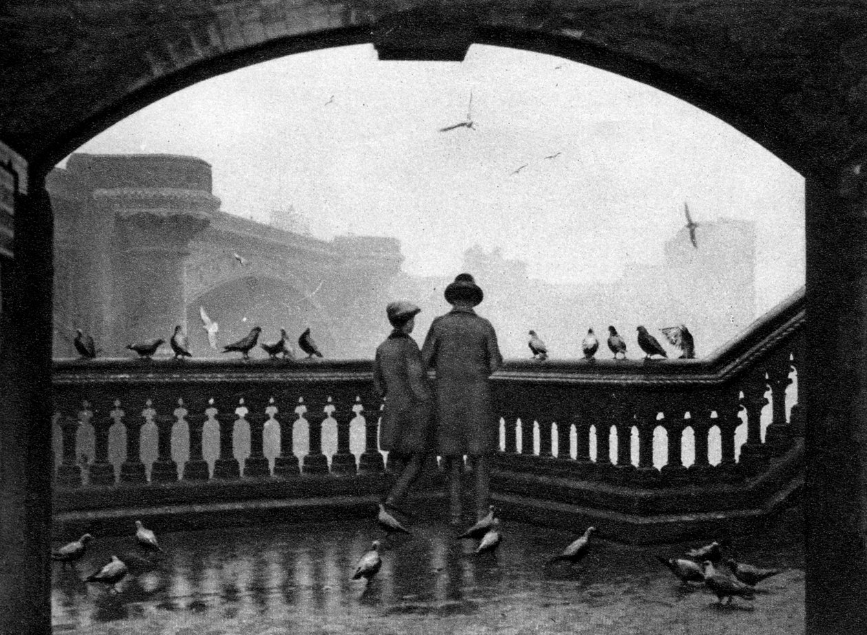 Mies ja poika ruokkimassa lintuja Blackfriars Bridgellä, Lontoossa, 1926-1927 tekijältä Unbekannt