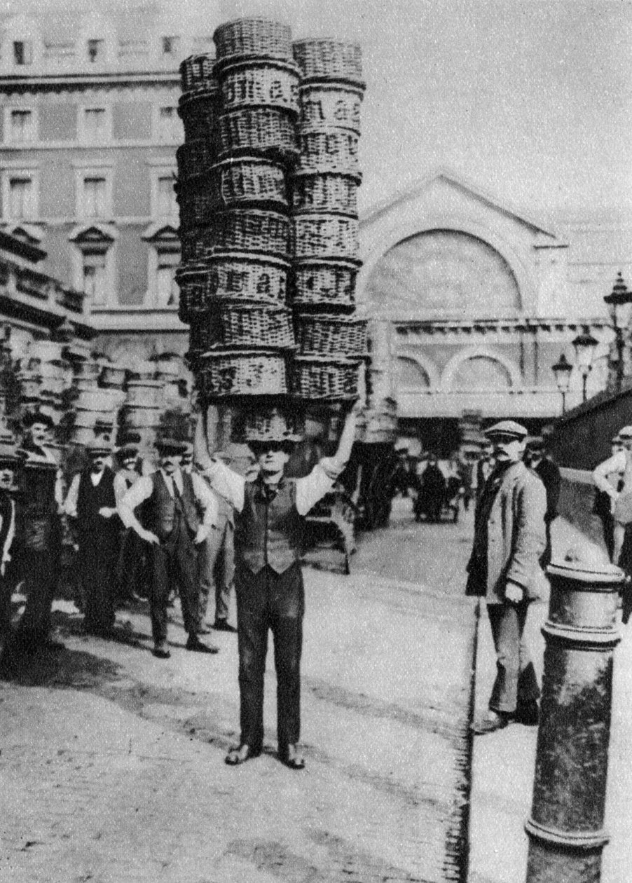 Mies, joka kantaa monia koreja päässään, Covent Garden, Lontoo, 1926-1927 tekijältä Unbekannt