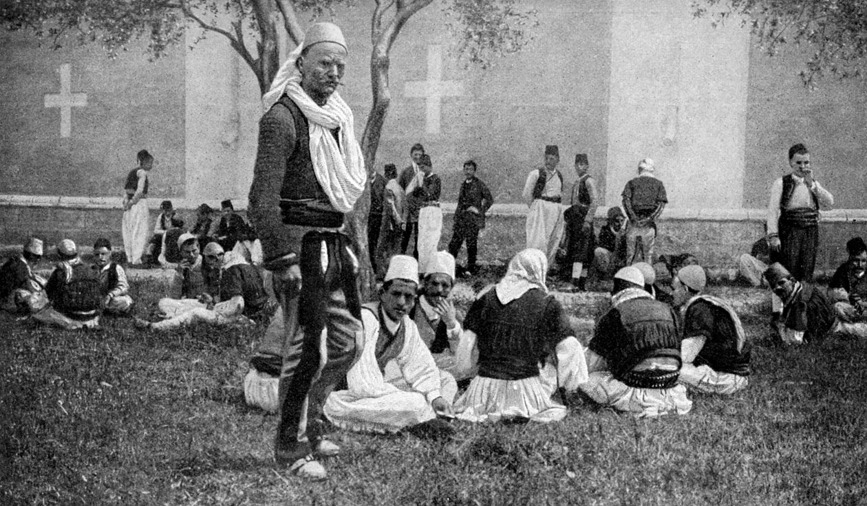 Mirditen vuorikiipeilijöiden ja heidän kaupunkisukulaistensa tapaaminen Scutarin katedraalin ulkopuolella, Turkki, 1922 tekijältä Unbekannt