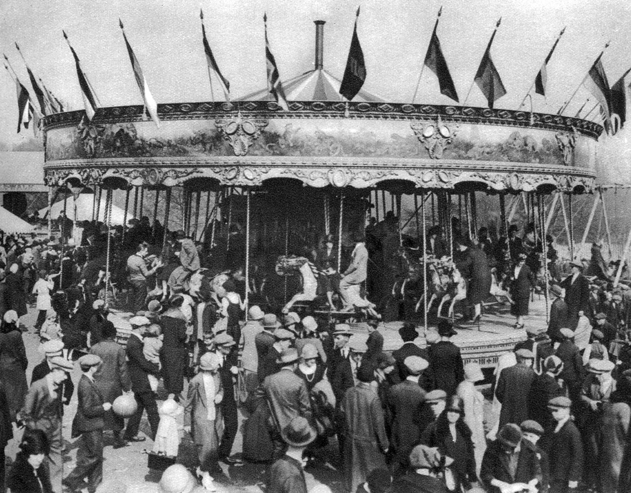 Karuselli, osa juhlapäiväkarnevaalia Hampstead Heathissä Lontoossa, 1926-1927 tekijältä Unbekannt