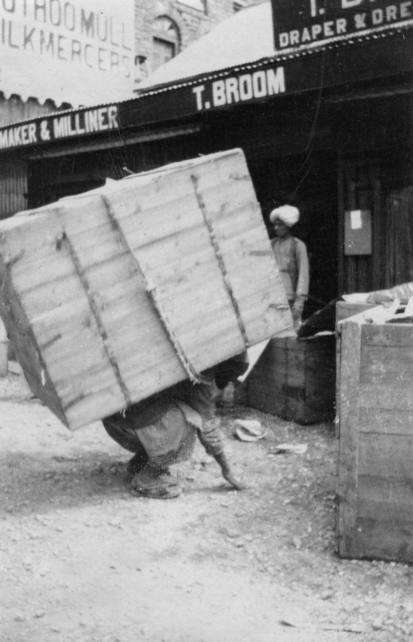 Portteri nostamassa suurta kuormaa, Chakrata, Intia, 1917 tekijältä Unbekannt