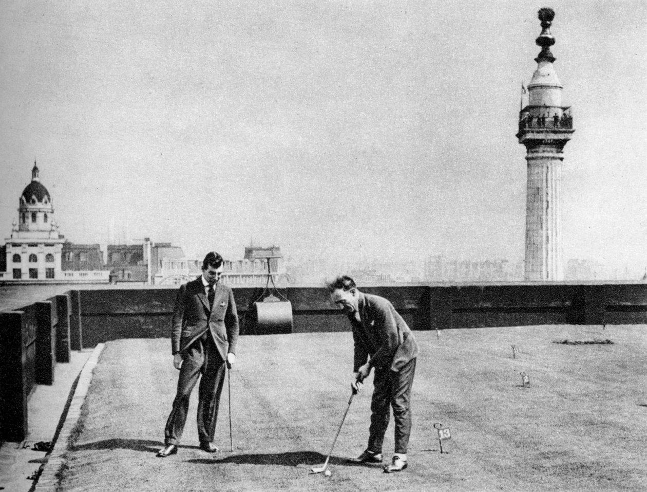 Viheriö Adelaide Housen katolla, lähellä London Bridgeä, Lontoo, 1926-1927 tekijältä Unbekannt