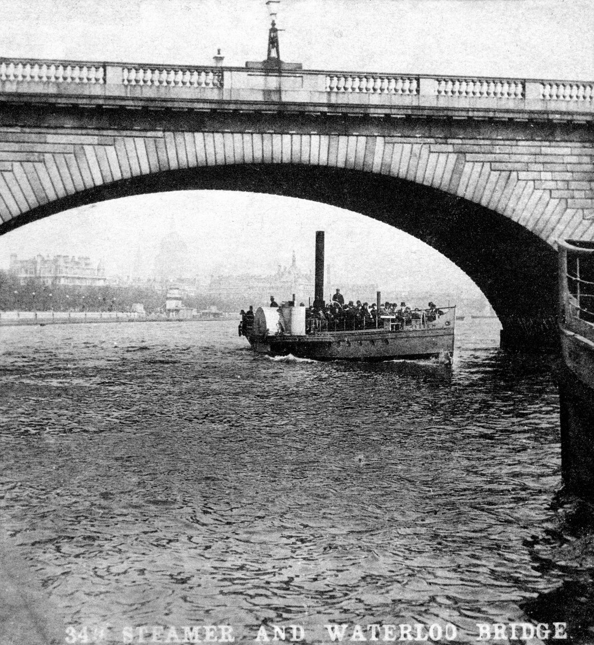 Höyrylaiva, joka kulkee Waterloo Bridgen alta Lontoossa, 1900-luvun alku tekijältä Unbekannt