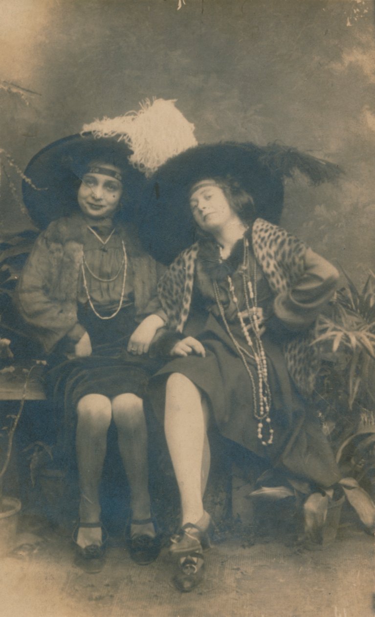 Studiovalokuva kahdesta naisesta, vuodelta 1910 tekijältä Unbekannt