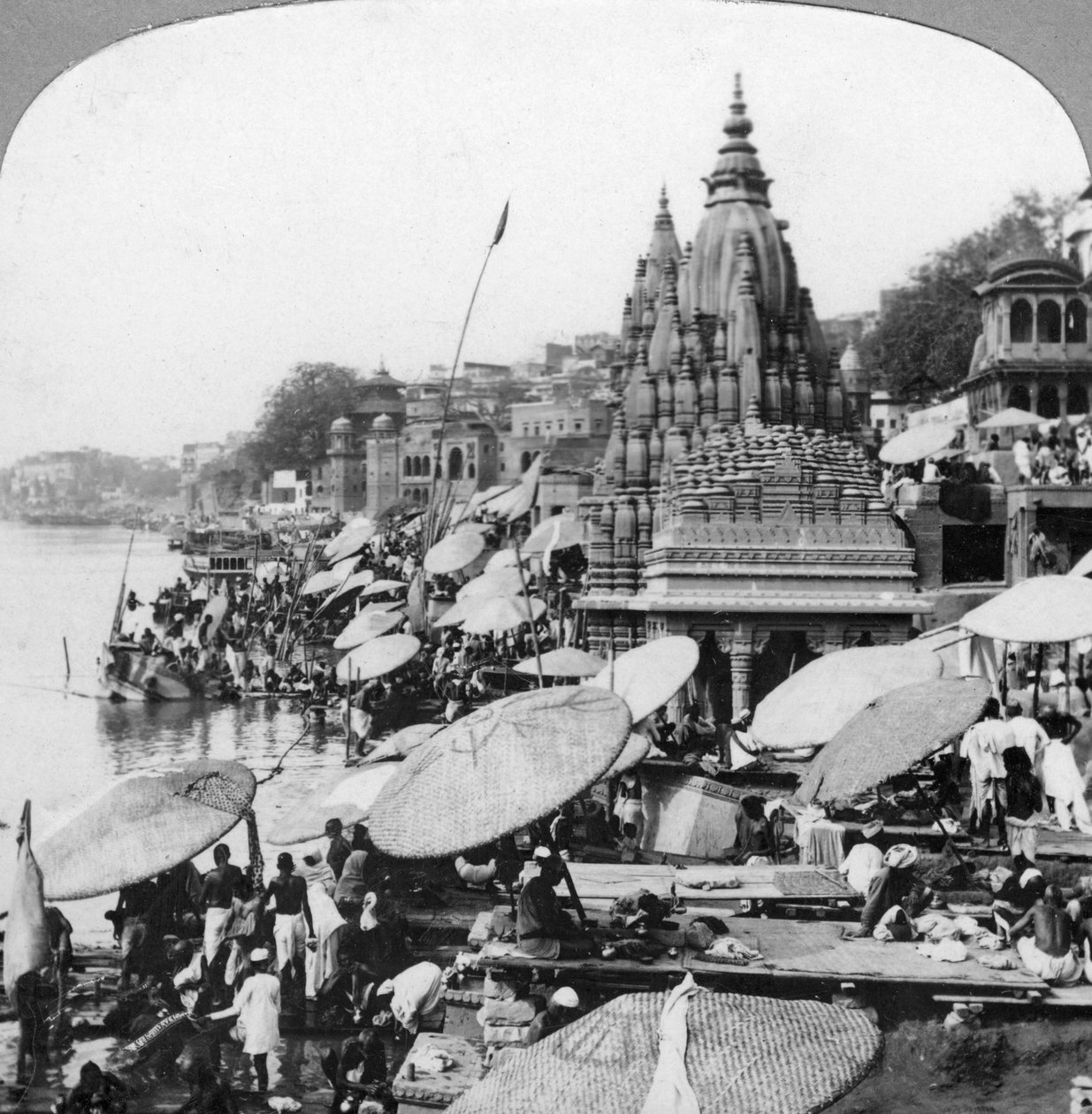 Temppeli ja ghatit Gangesissa Benares Varanasissa, Intiassa, 1900-luku tekijältä Unbekannt