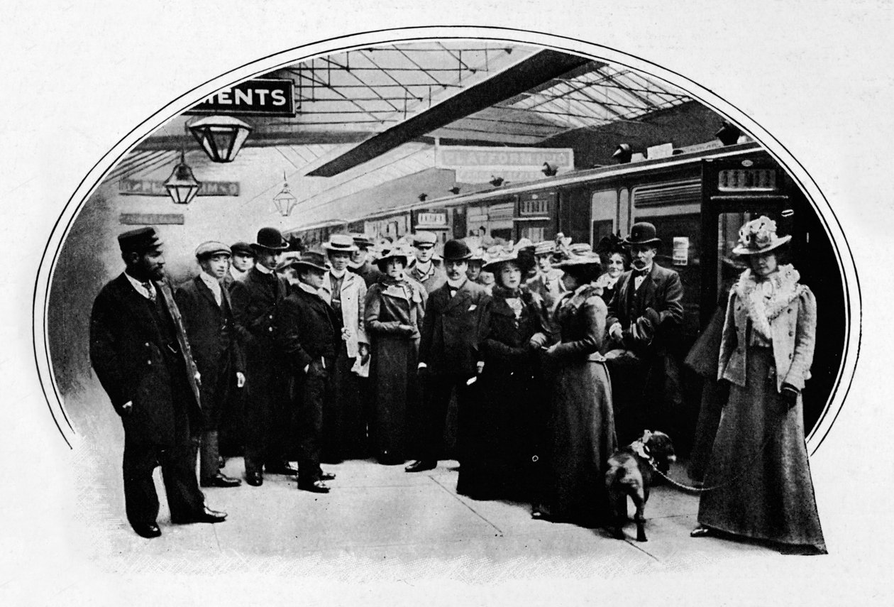 Teatteriryhmä, joka aloittaa kiertueella, Euston Station, Lontoo, c1900 1901 tekijältä Unbekannt