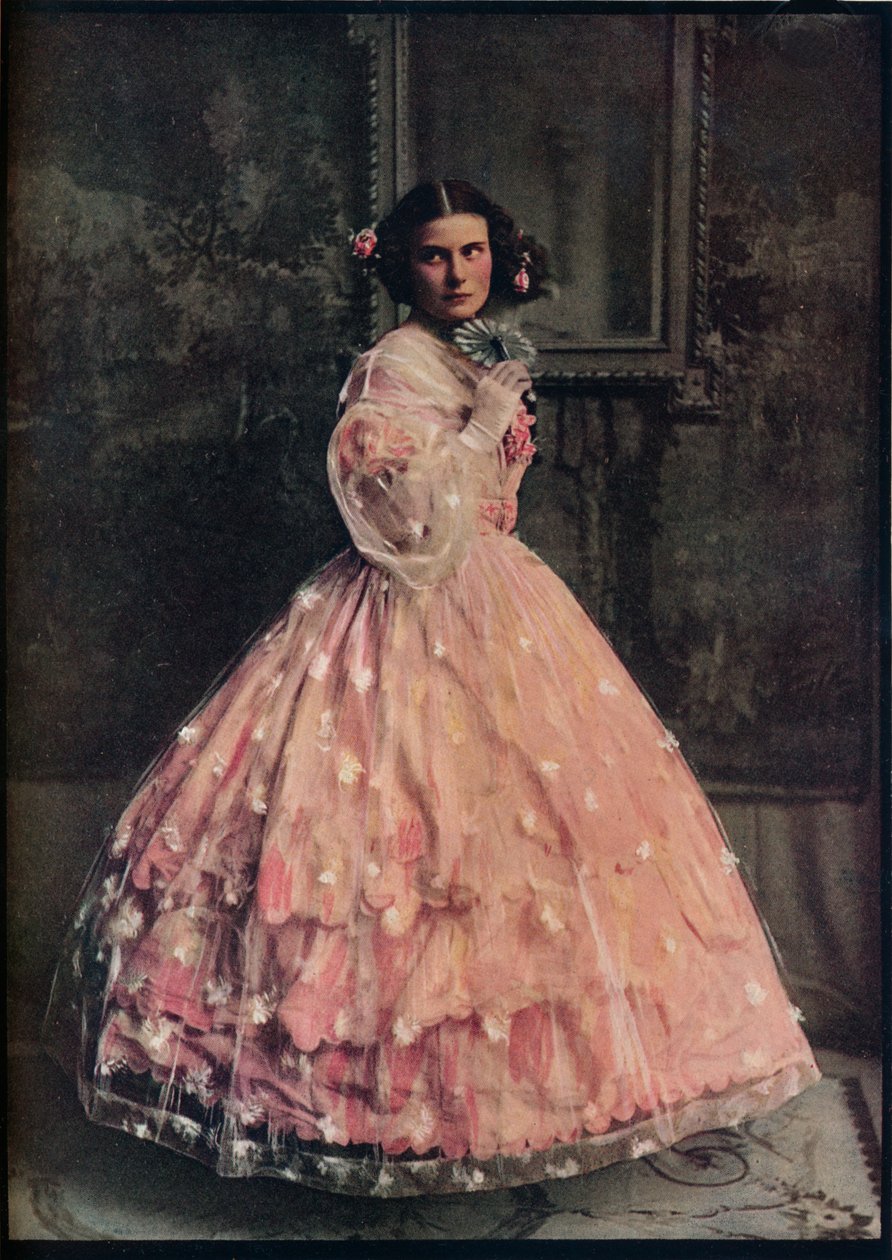 Vaaleanpunaista silkkiä kolmihousuinen pallomekko, jossa päällyspuku valkokukkaista sideharsoa, 1850-60, c1913 tekijältä Unbekannt