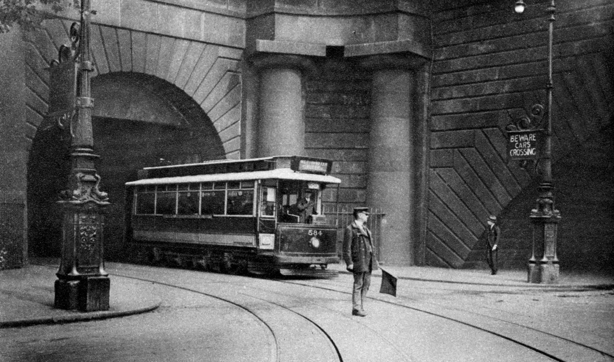 Raitiovaunu, joka kulkee Kingswayn, Aldwychin ja Somerset Housen alta Lontoossa, 1926-1927 tekijältä Unbekannt