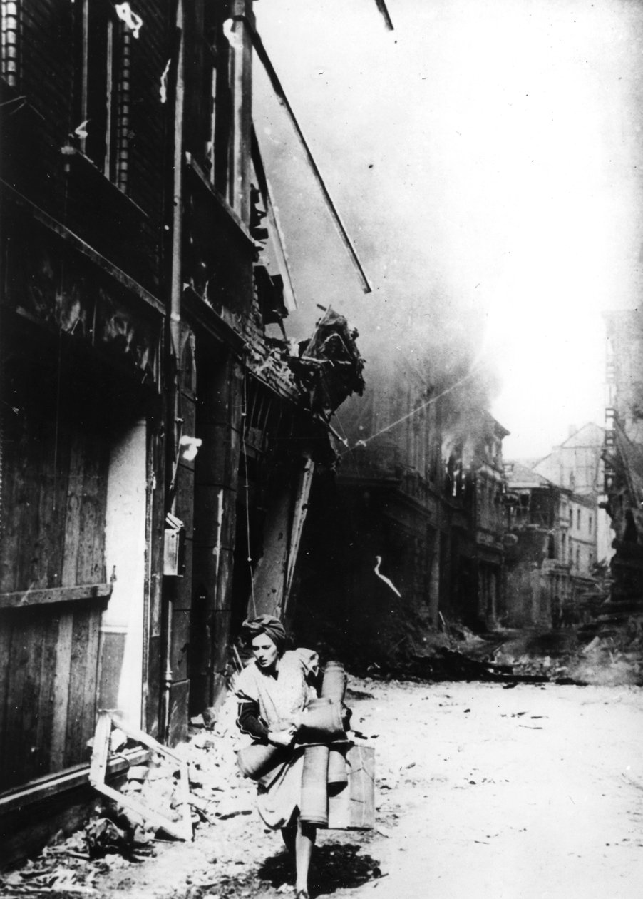 Nainen poistumassa palavasta talostaan pommi-iskulla Saksassa, 1945 tekijältä Unbekannt