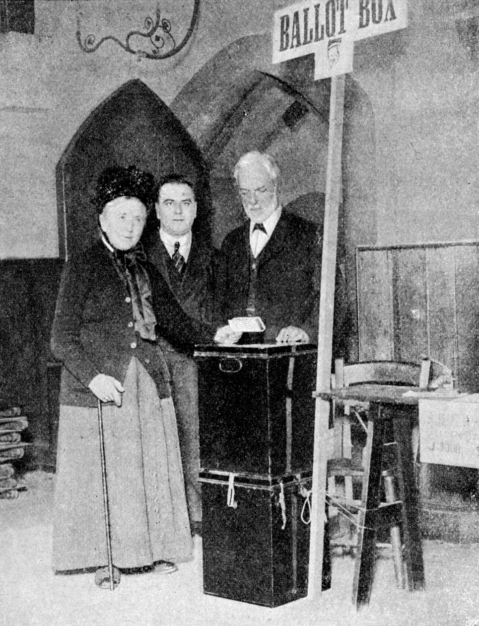 Nainen äänitti äänensä äänestysurnilla, c1922 tekijältä Unbekannt