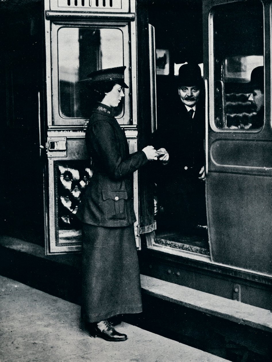 Naislipputarkastaja töissä, c1914 tekijältä Unbekannt