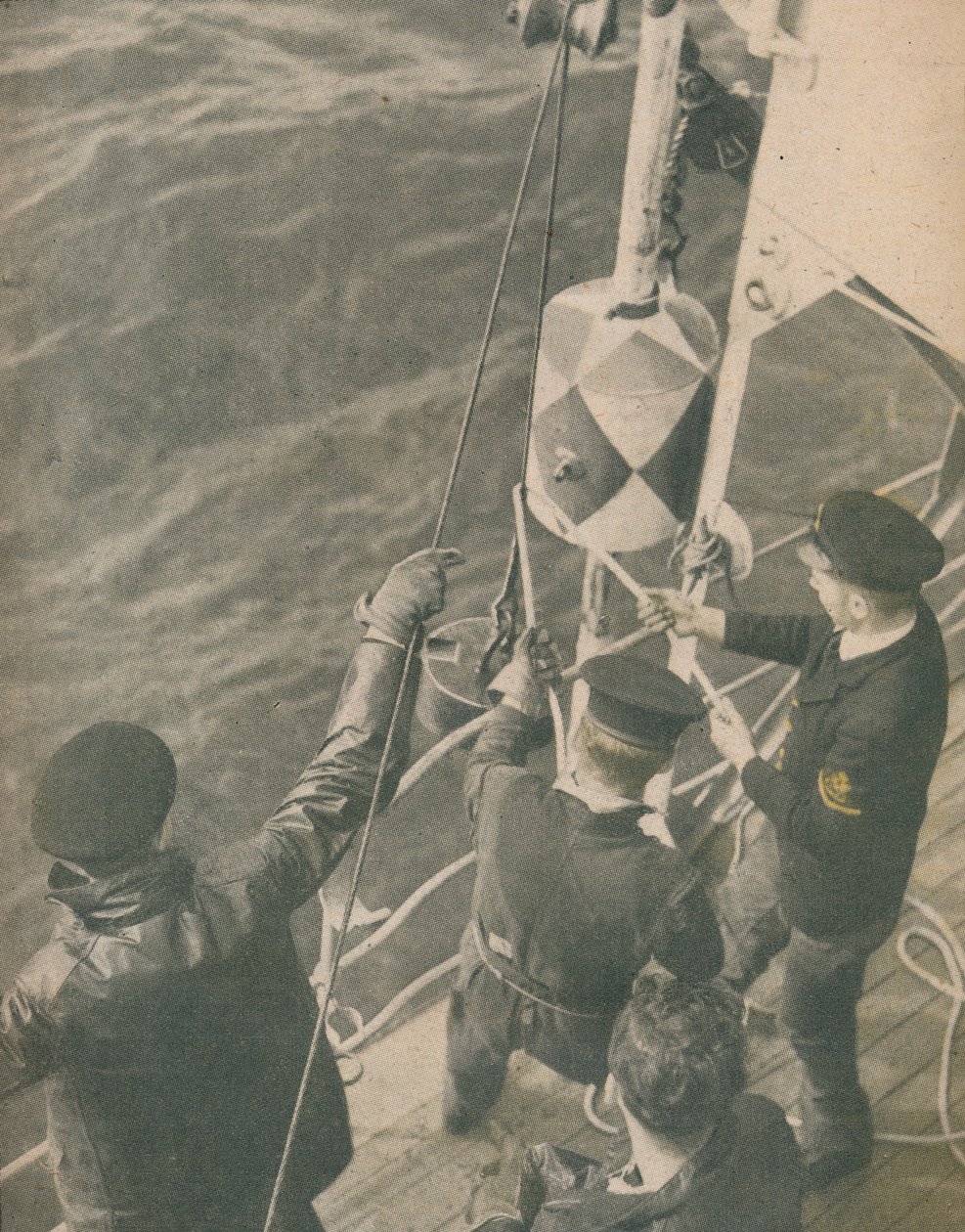 Brittiläisessä miinanraivaajassa, 1945 tekijältä Unbekannt