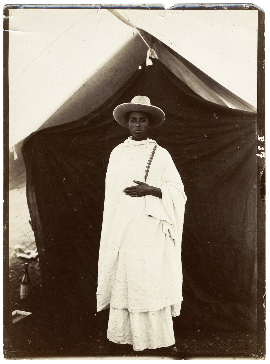 Abessinialainen nainen, n. 1910 (gelatiinihopeaprintti) tekijältä Unbekannt