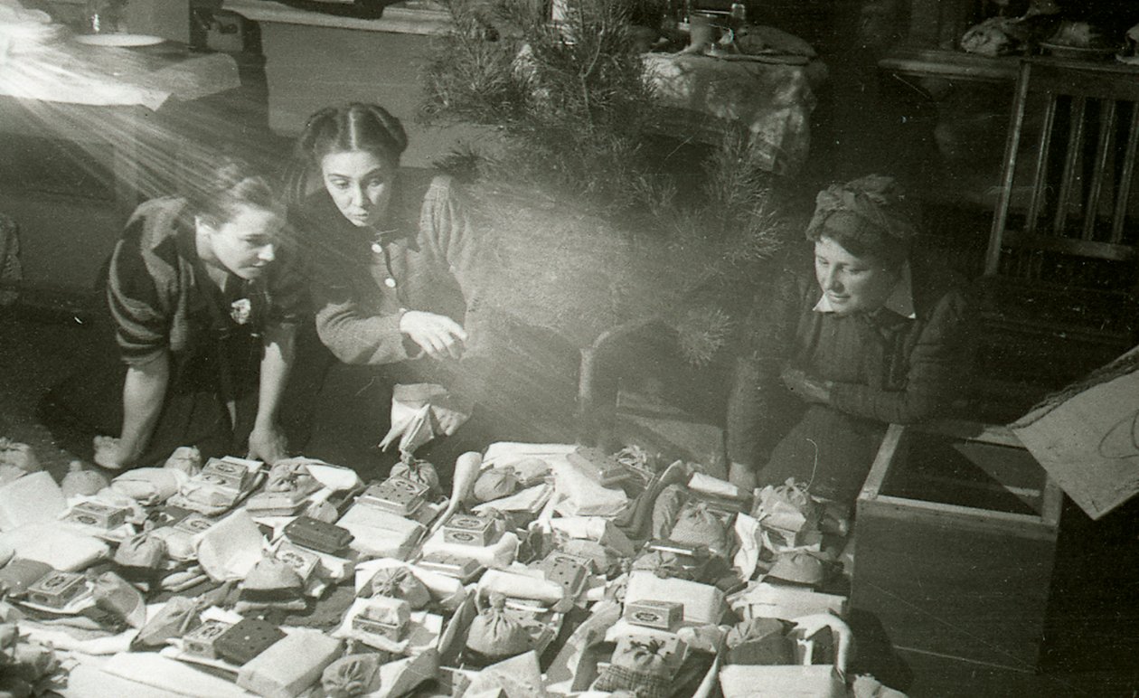 Moskovan taideteatterin näyttelijät valmistelevat lahjoja Puna-armeijalle, Neuvostoliitto, 1943 tekijältä Unbekannt