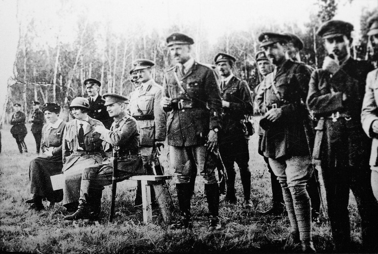 Amiraali Alexander Kolchak istuu brittiläisten upseerien kanssa itärintamalla, Venäjä, 1918 tekijältä Unbekannt