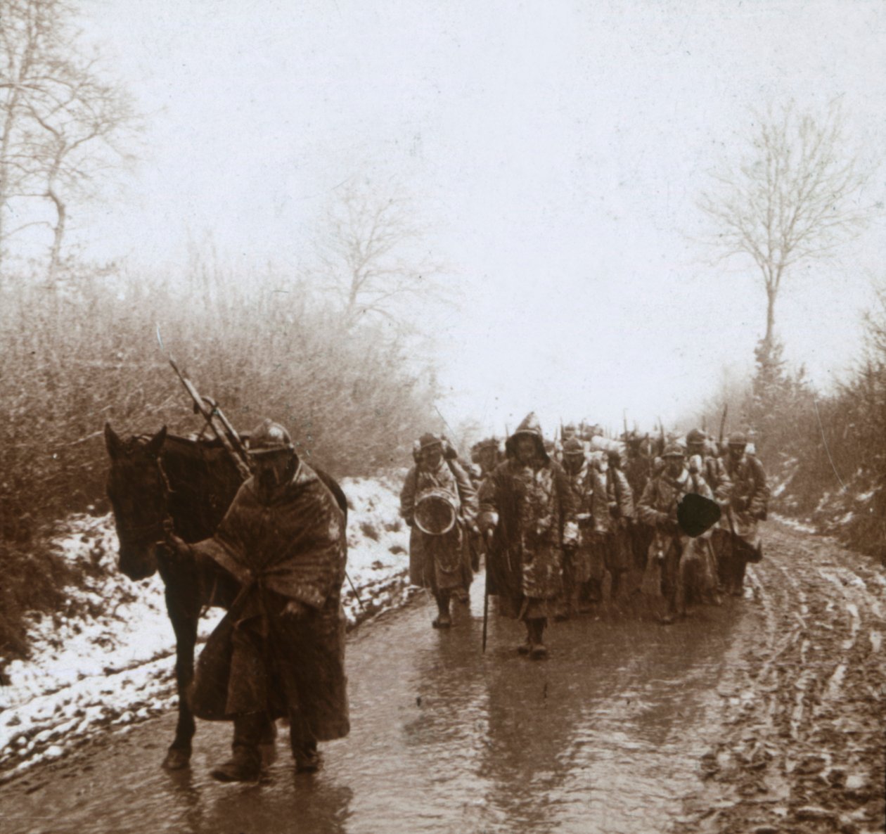 Etenee lumessa, Artois, Pohjois-Ranska, c1914-c1918 tekijältä Unbekannt