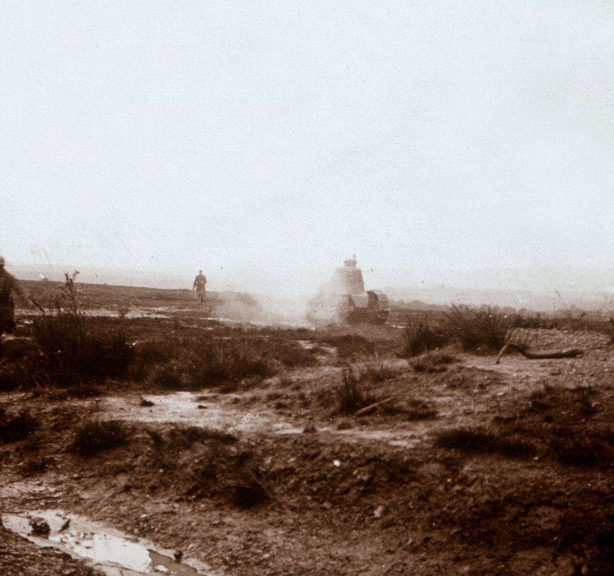 Etenee panssarivaunuilla, c1914-c1918 tekijältä Unbekannt