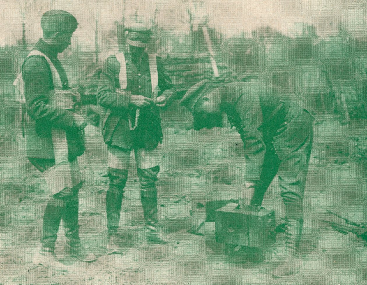 Ilmakuvaajat kiinnittämässä laskuvarjovaljaita ennen nousua, c1917 1919 tekijältä Unbekannt