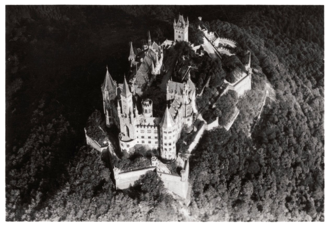 Ilmakuva Hohenzollernin linnasta, Baden-Württembergistä, Saksasta, Zeppelinistä, c1931 1933 tekijältä Unbekannt