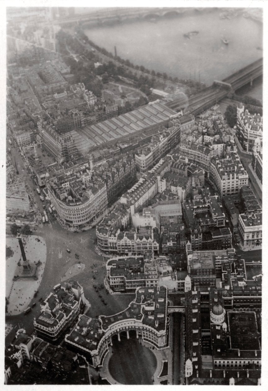Ilmakuva Lontoon Trafalgar Squarelta Zeppelinistä, 1931 1933 tekijältä Unbekannt