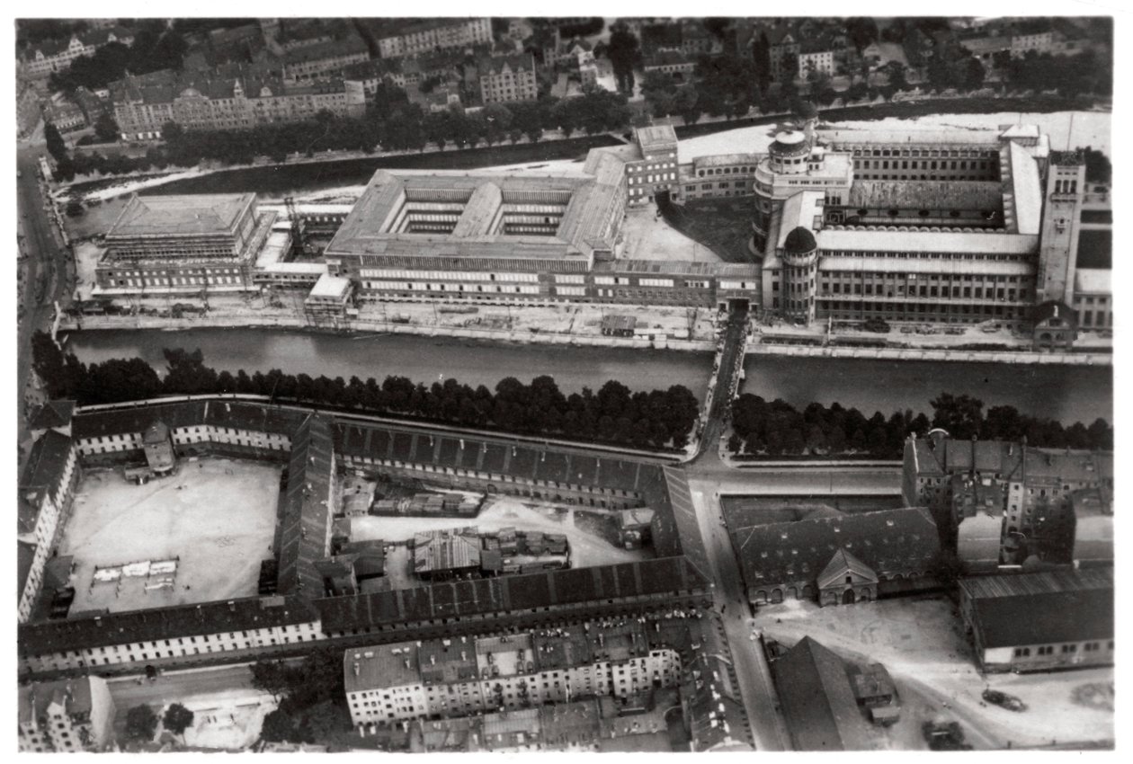 Ilmakuva Deutsches Museumista, Münchenistä, Saksasta, Zeppelinistä, c1931 1933 tekijältä Unbekannt