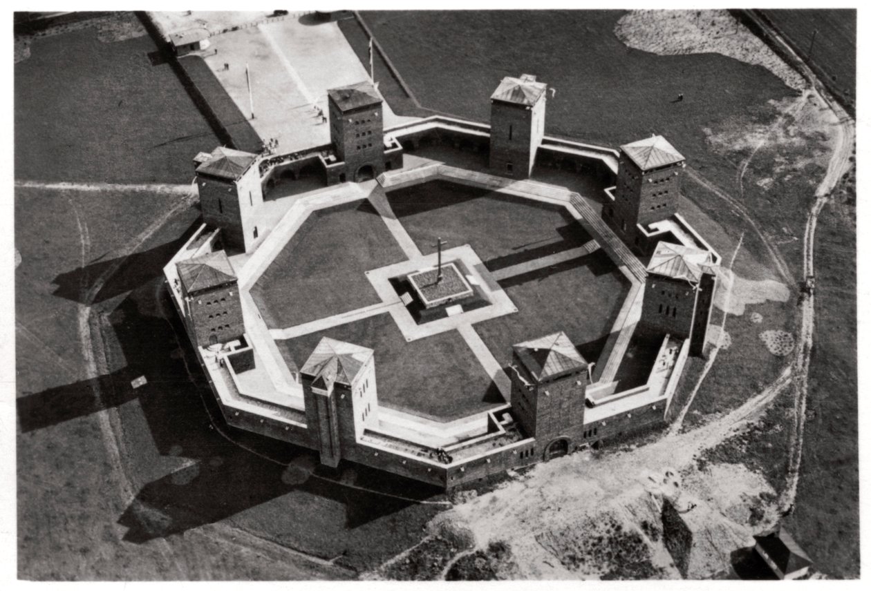 Ilmakuva Tannenbergin muistomerkistä, lähellä Olsztynekiä, Puola, Zeppelinistä, c1931 1933 tekijältä Unbekannt