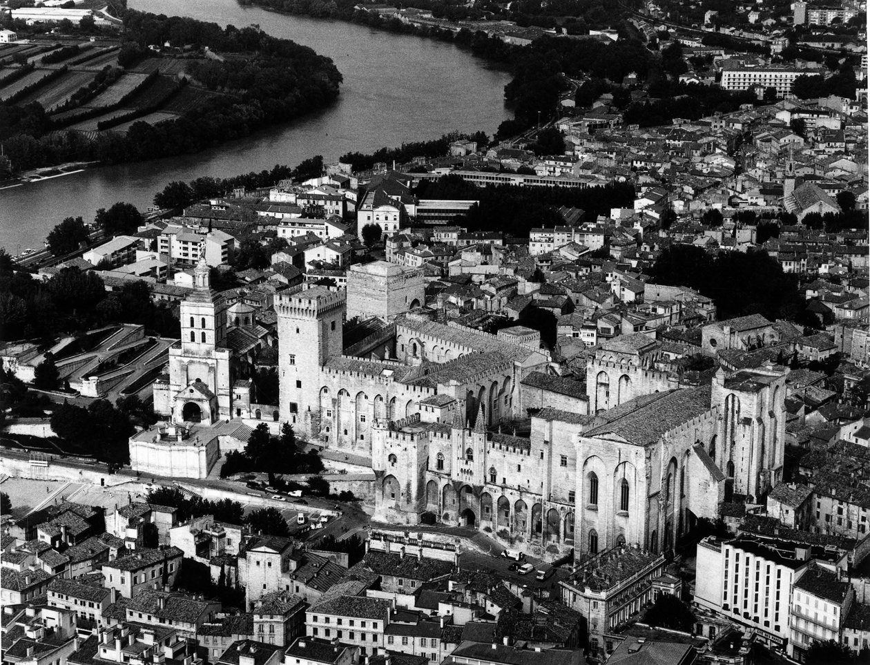 Ilmakuva paavien palatsista (1335-1355) ja Cathedrale Notre Dame des Domsista (Notre-Dame-des-Doms) (1100-luku). Avignon, Vaucluse tekijältä Unbekannt