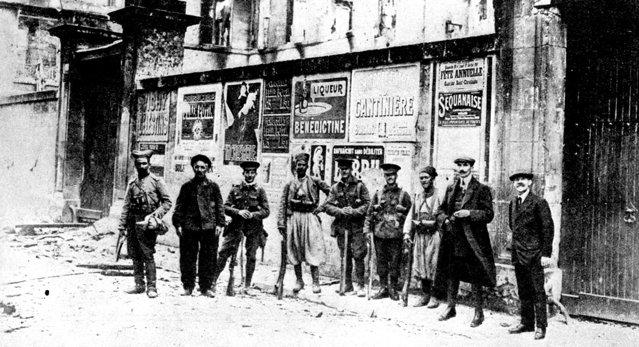 Afrikkalainen chasseur, kaksi turcoa ja kolme brittisotilasta, Soissons, Ranska, Ensimmäinen maailmansota, 1914 tekijältä Unbekannt