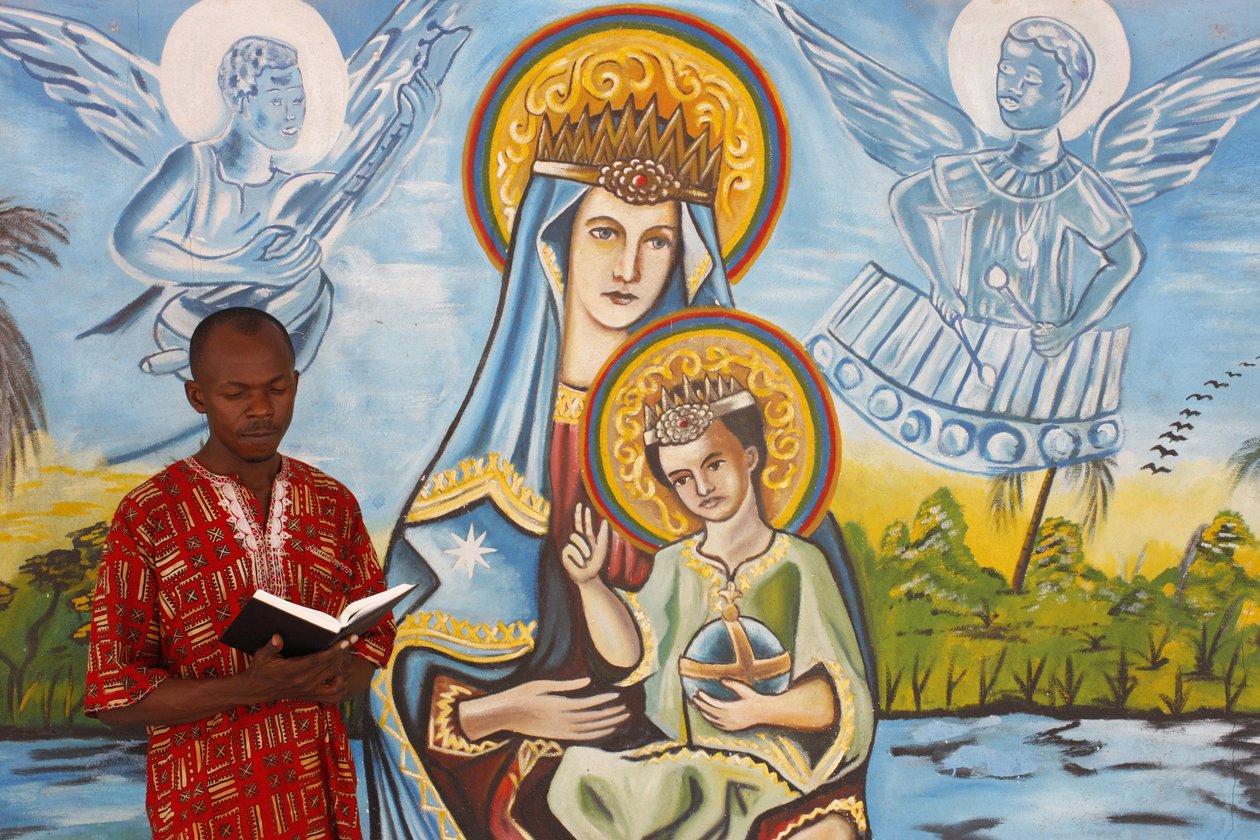 Afrikkalainen mies lukee Raamattua, Togo Ville, Togo tekijältä Unbekannt