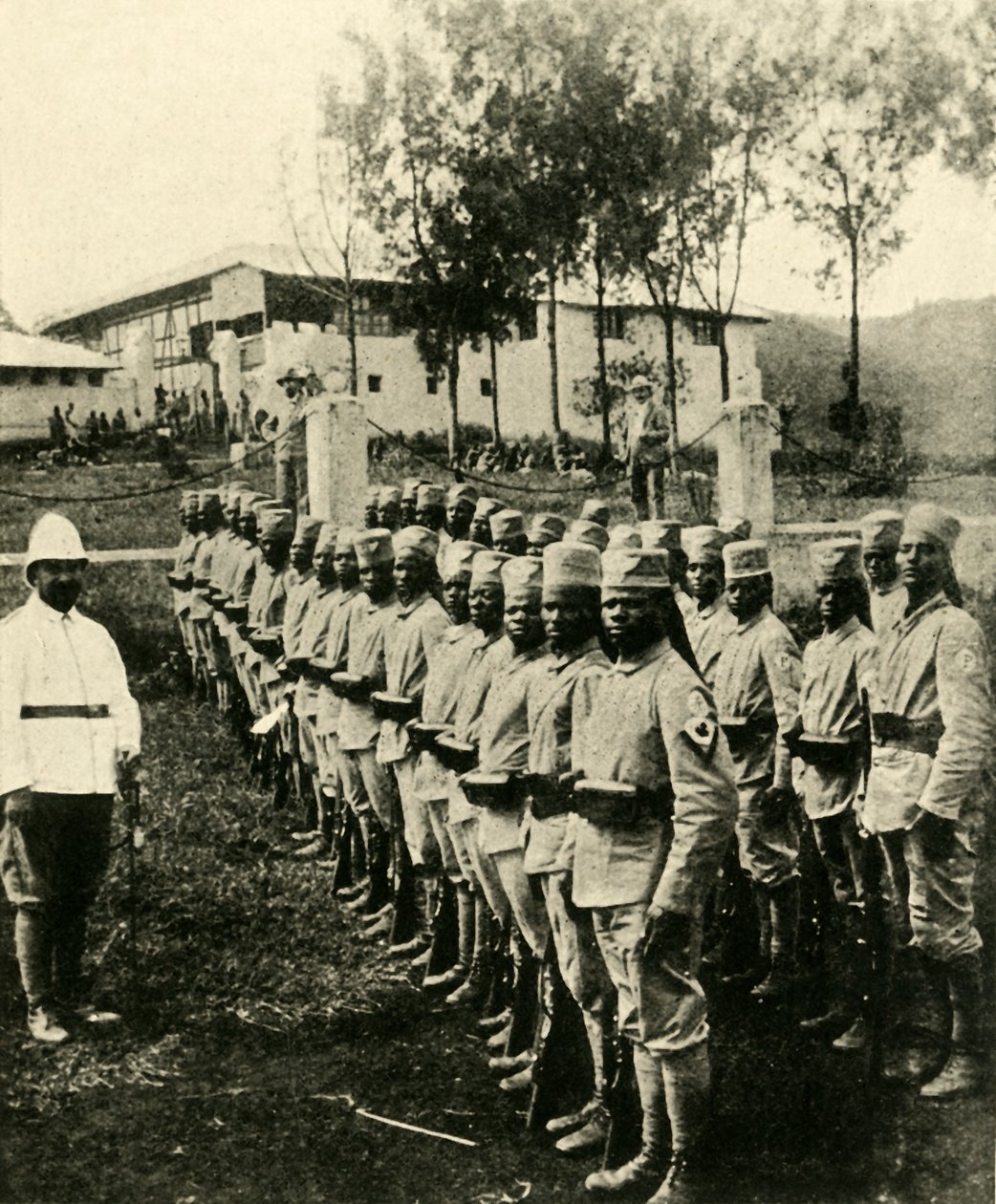 Afrikkalaiset sotilaat taistelevat Saksan puolesta, ensimmäinen maailmansota, 1914, c1920. tekijältä Unbekannt