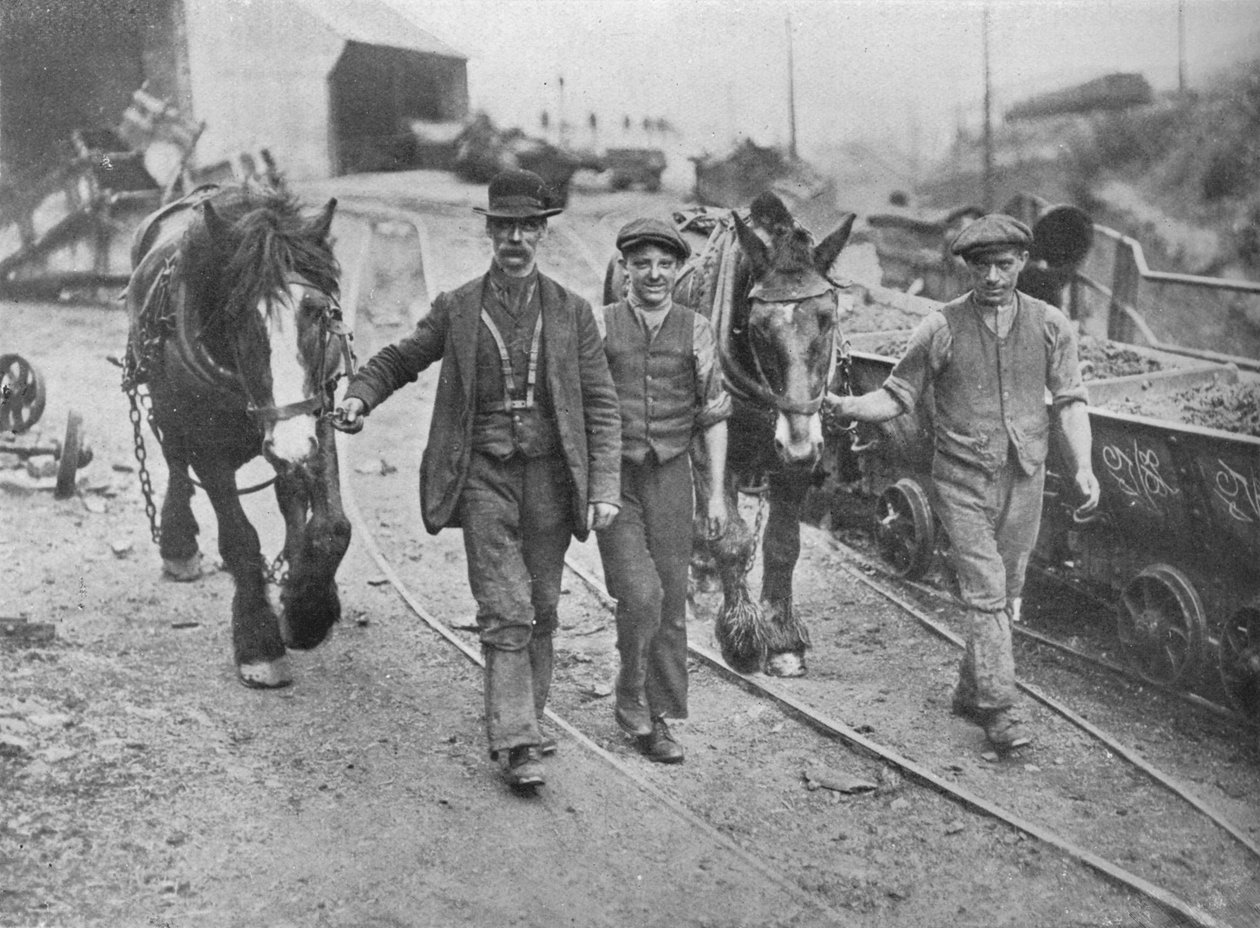 Ratkaisun jälkeen: Kaivostyöläiset vievät poninsa takaisin kaivoon, 1915 tekijältä Unbekannt