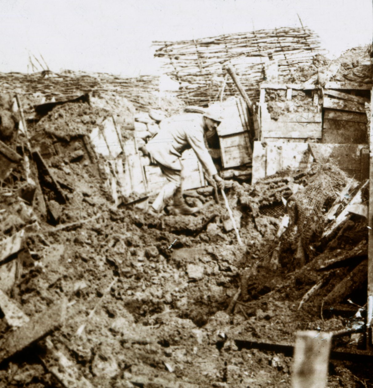Kuoren jälki, sotilas kraatterissa, c1914-c1918 tekijältä Unbekannt