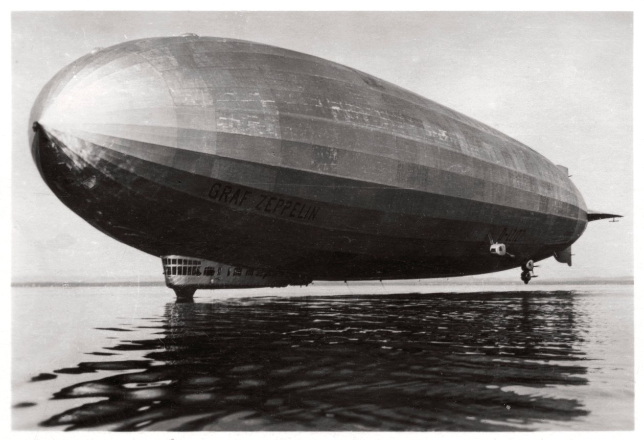 Ilmalaiva LZ127 Graf Zeppelin laskeutui Bodenjärvelle Saksassa, 1933 tekijältä Unbekannt