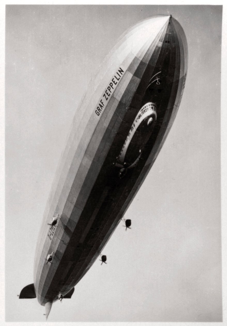 Ilmalaiva LZ127 Graf Zeppelin, alhaalta katsottuna, 1933 tekijältä Unbekannt