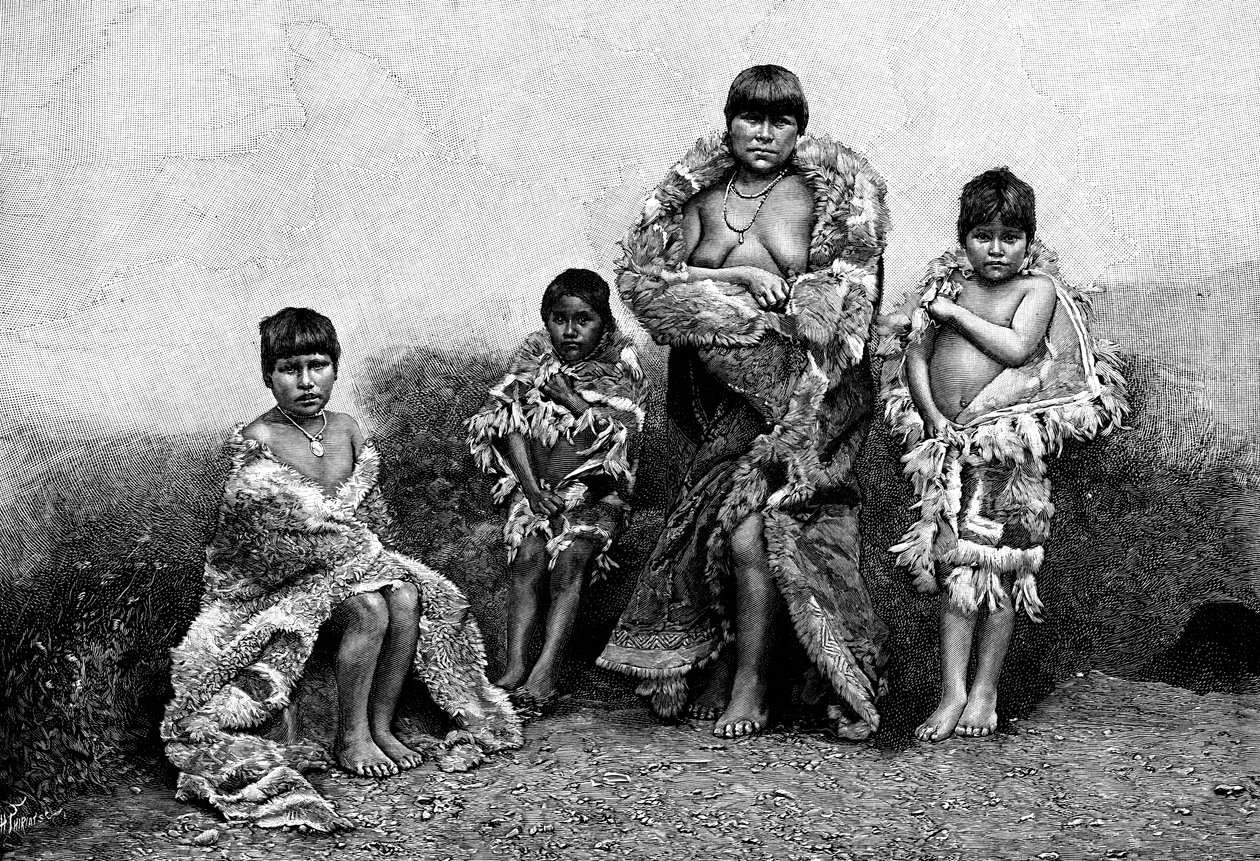 Alakaluf Fuegians, guanakonnahoihin pukeutunut, Chile, 1895 tekijältä Unbekannt