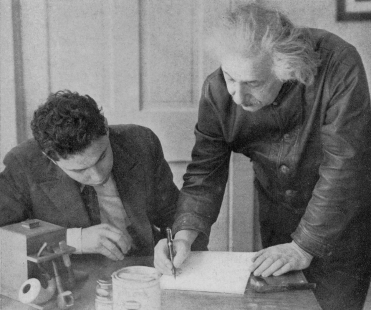 Albert Einstein, saksalais-sveitsiläis-amerikkalainen matemaatikko ja fyysikko, opiskelijan kanssa tekijältä Unbekannt
