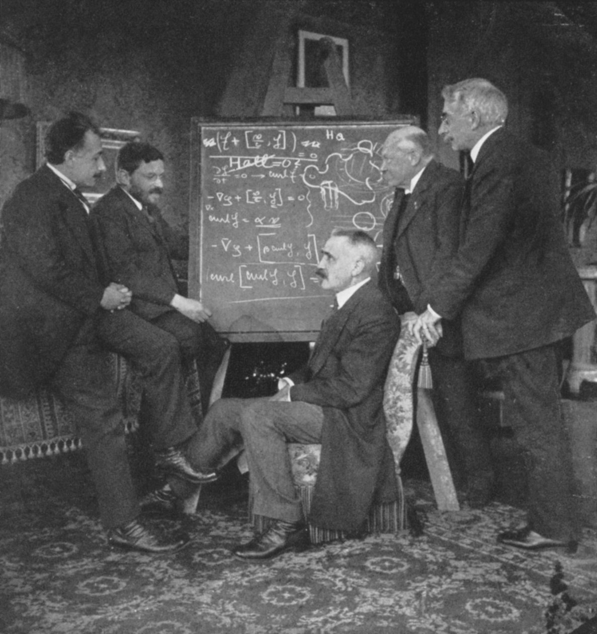 Albert Einstein ja muut fyysikot Paul Ehrenfestsin kodissa Leydenissä, Alankomaissa tekijältä Unbekannt