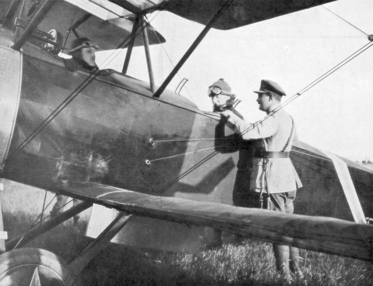 Albert I Belgialainen, lähdössä lentokoneella vierailemaan Yserin linjoilla, 1917 tekijältä Unbekannt